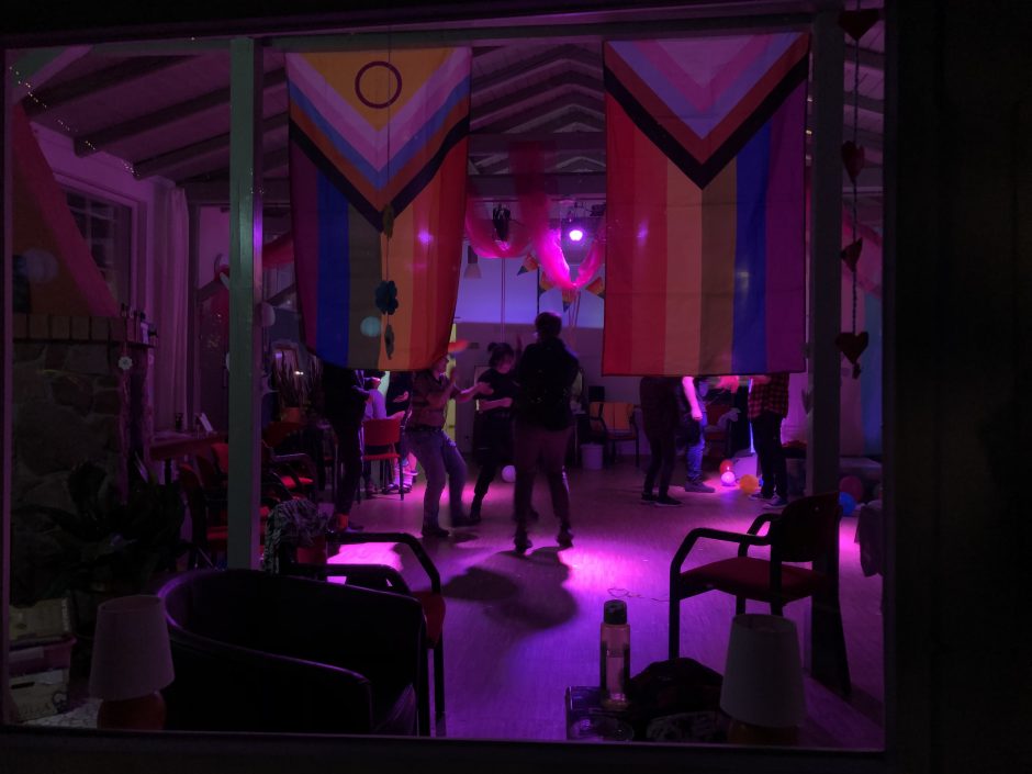 Auf der Party wurde getanzt unter Theater-Licht und liebevoller, handgemachter Deko, sowie vom Fummel-Bestand des Waldschlösschens