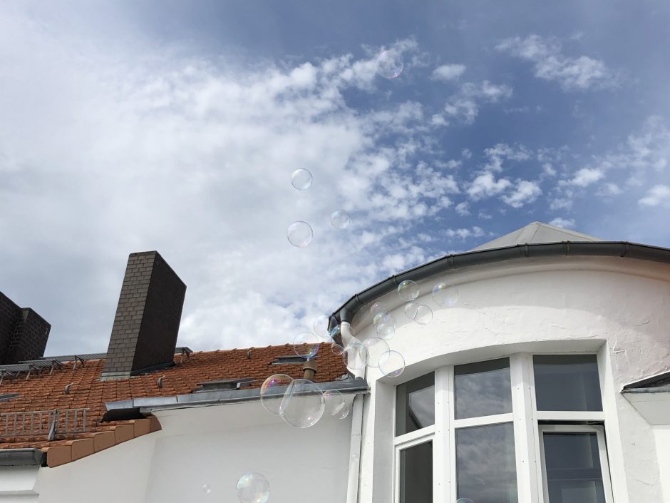 Eine Luftblase schwebt nah vor dem Dach eines Gebäudes